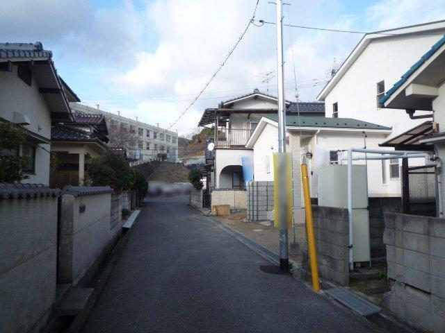 Local photos, including front road.  Front street: West 4m