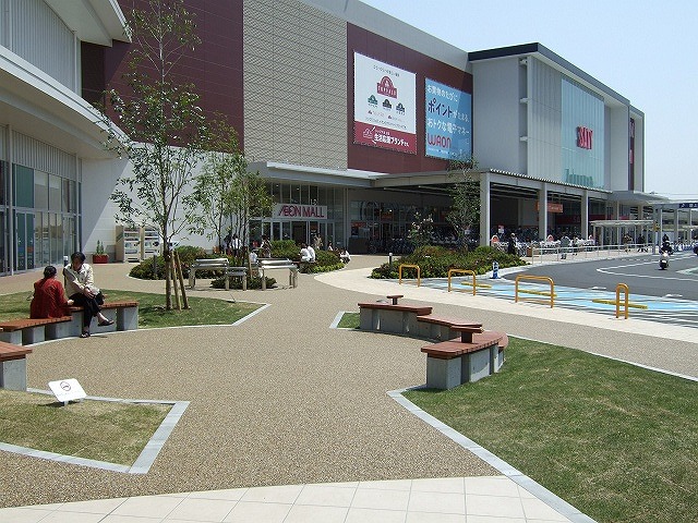 Shopping centre. Light on Aeon Mall Hiroshima Gion store until the (shopping center) 1100m