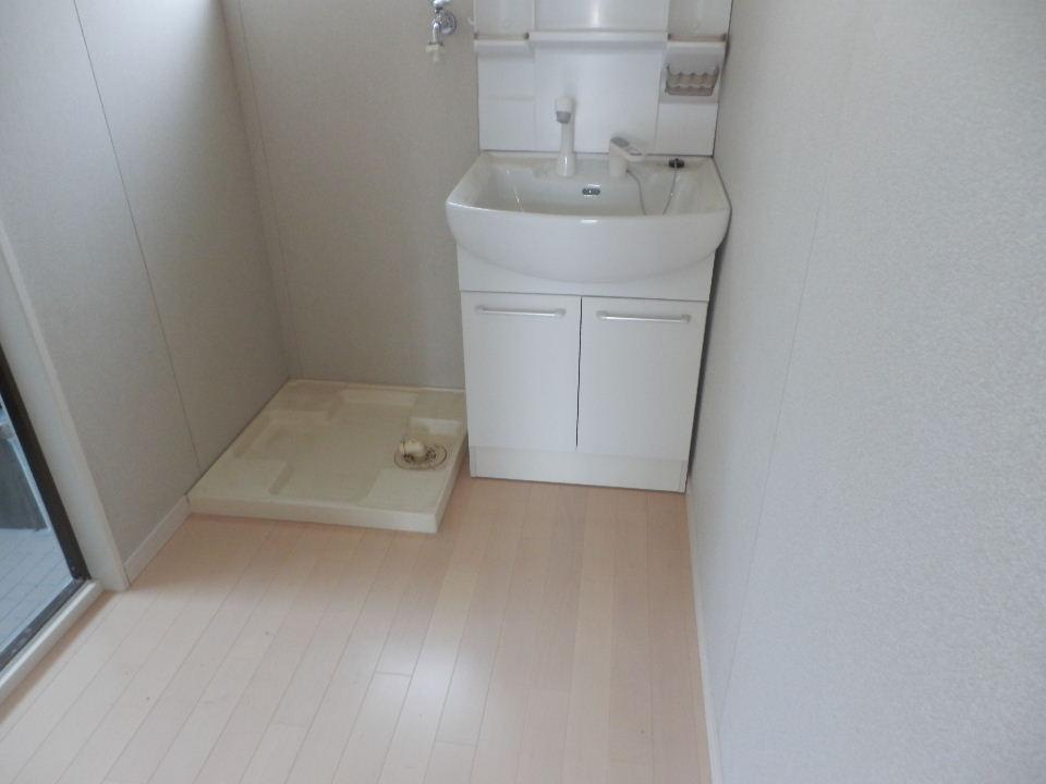 Wash basin, toilet