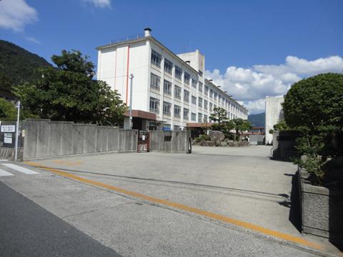 Primary school. Meilin to elementary school 1526m