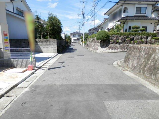 Local photos, including front road.   Front road: 4.95m