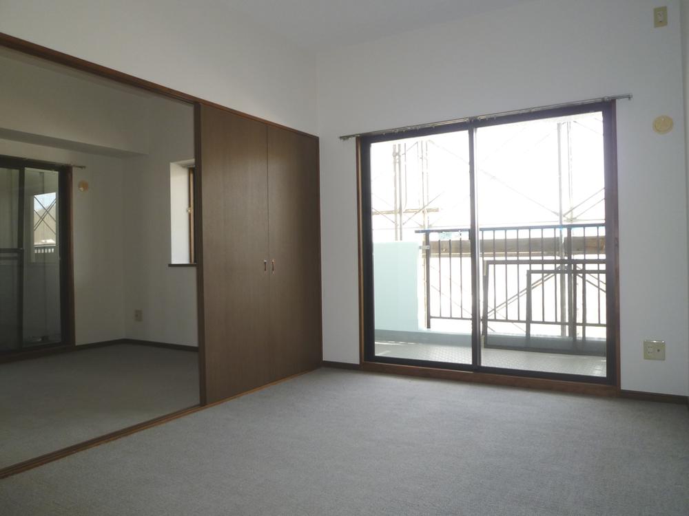 Non-living room. Western-style is 6 Pledge