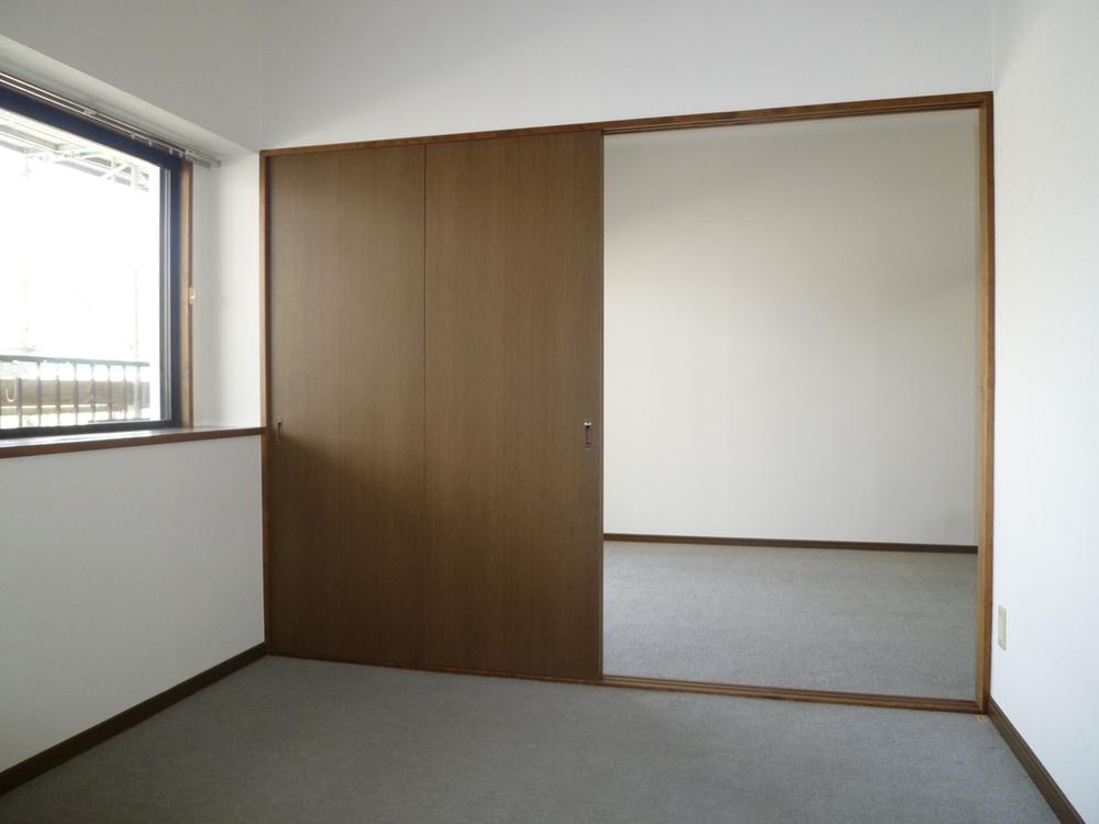 Non-living room. Western-style is 4.5 Pledge