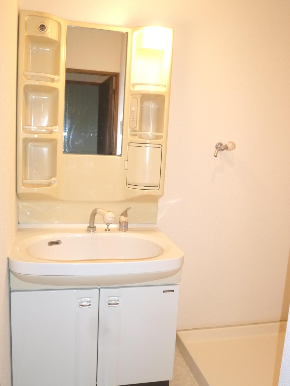 Wash basin, toilet. Is a wash room