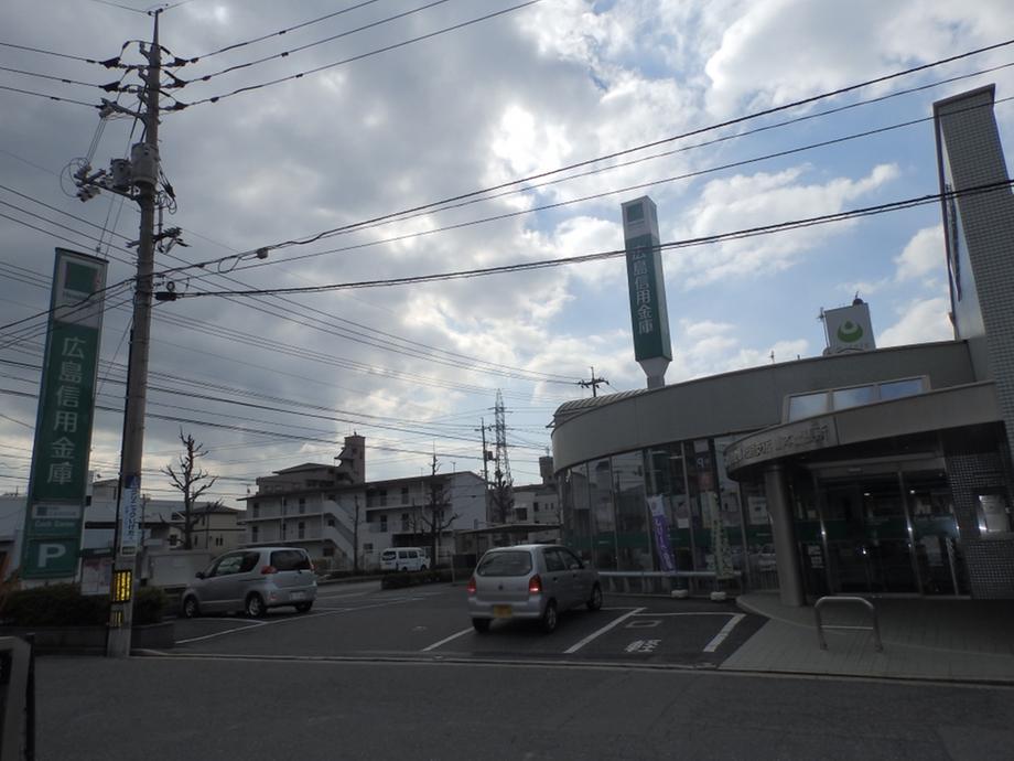 Bank. 422m until Hiroshimashin'yokinko Yamamoto shop