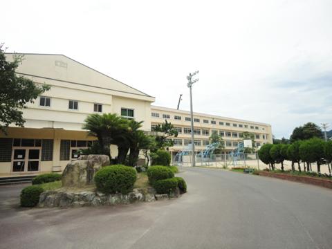 Junior high school. 1077m to Gion junior high school