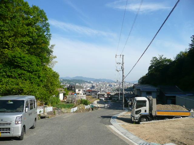 Local photos, including front road. It is a quiet location that can be laid-back parenting