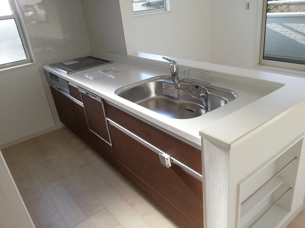 Kitchen. Face-to-face kitchen to increase the conversation of the family! 