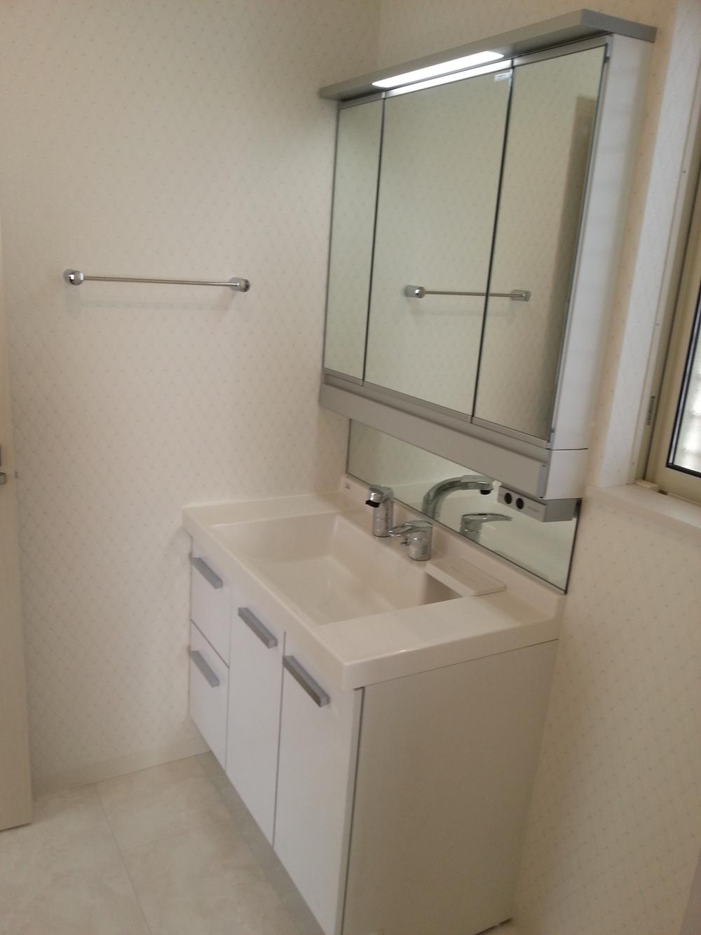 Wash basin, toilet. Indoor (11 May 2013) Shooting