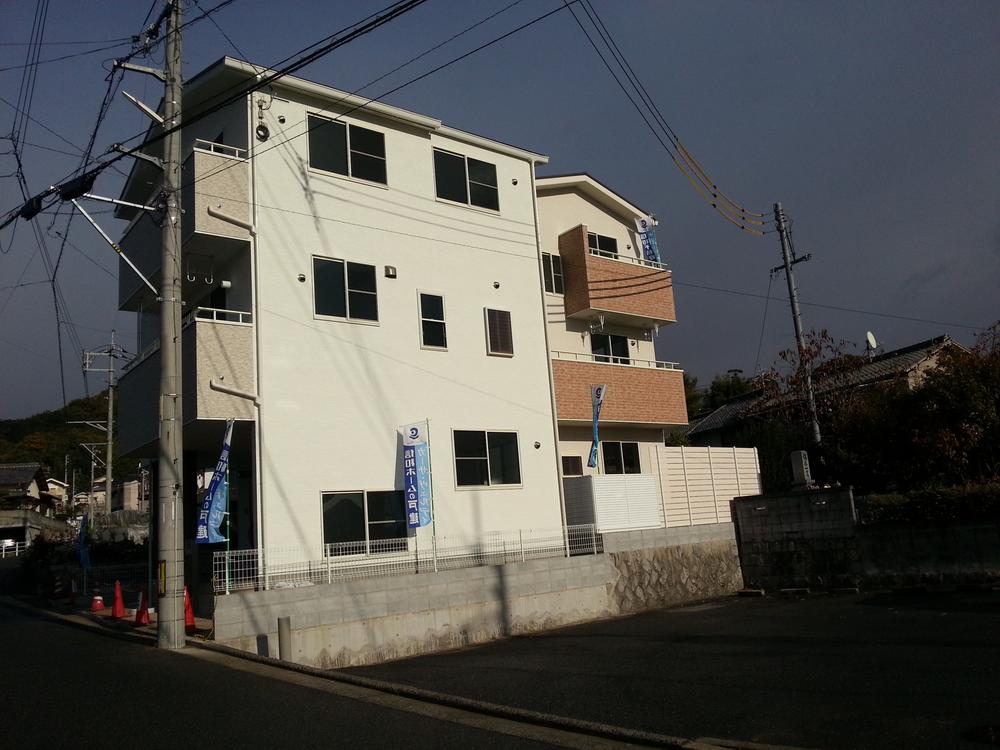 Local photos, including front road. Sunny! 