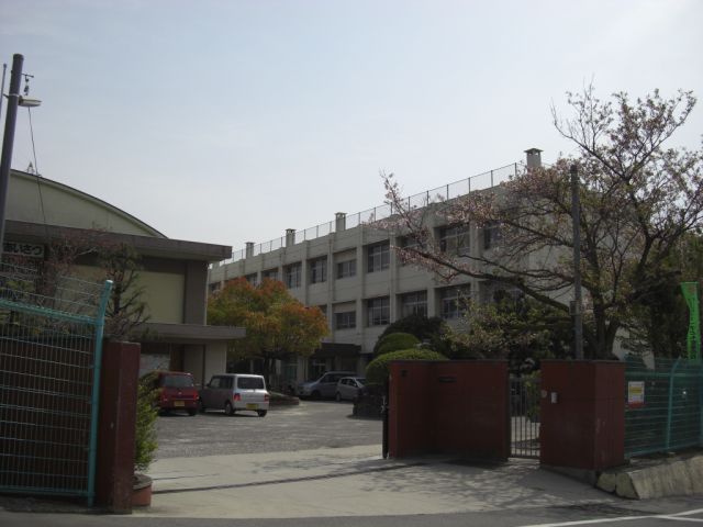 Primary school. Municipal Omachi up to elementary school (elementary school) 320m