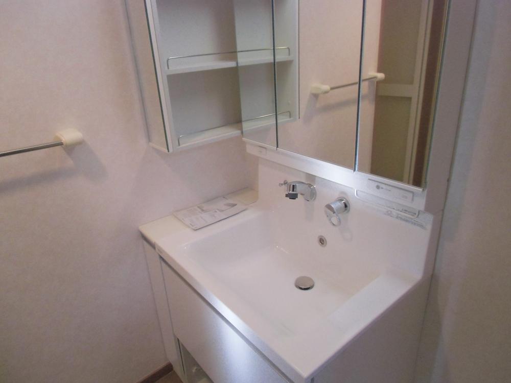 Wash basin, toilet