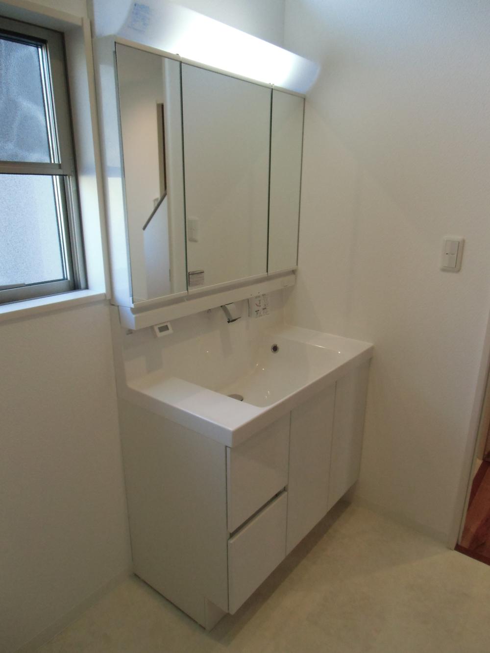 Wash basin, toilet. Indoor (11 May 2013) Shooting