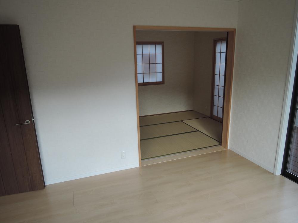 Living. Large living room can be used by connecting Japanese-style room