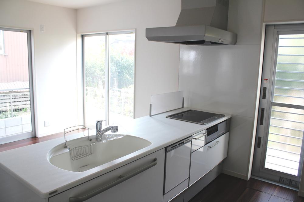 Kitchen. Face-to-face kitchen. Safety can be cooking in the IH system. 