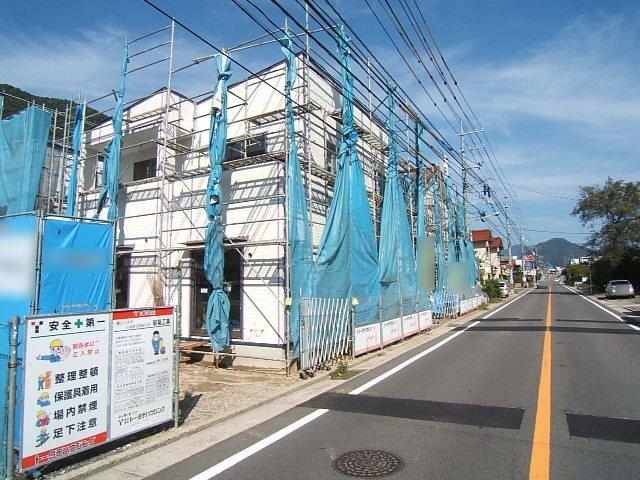 Local photos, including front road.   Front street: East 7.85m