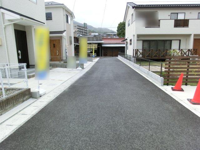 Local photos, including front road.   Front street: Higashiyaku 4.4m