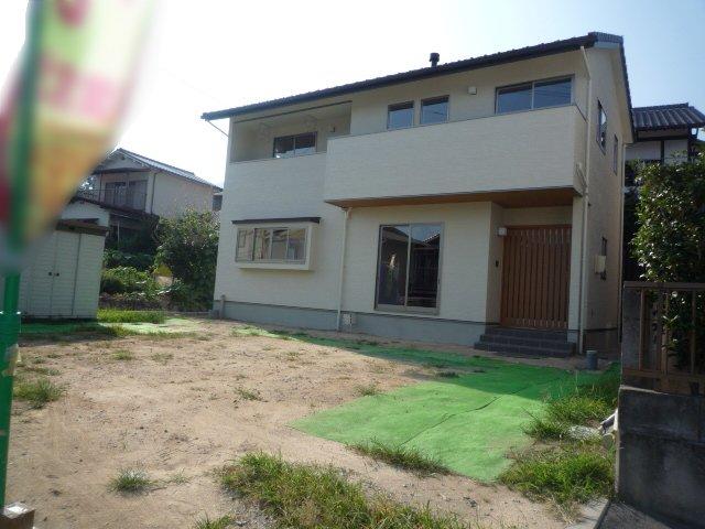 Local photos, including front road.   Front street: East 4.3m Frontage 4m