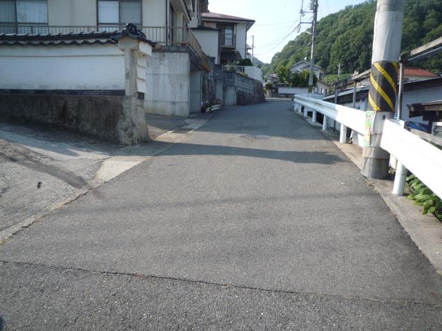 Local photos, including front road.  Front street: East 4.3m