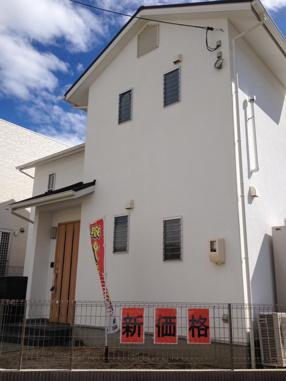 Local appearance photo. Local (10 May 2013) shooting all-electric ・ Facing south ・ Corner lot