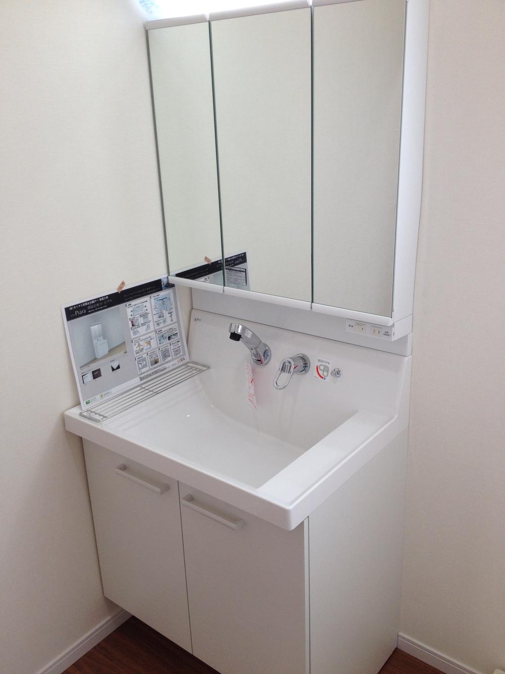 Wash basin, toilet. Indoor (10 May 2013) Shooting