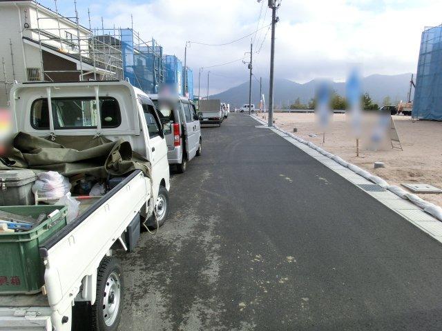 Local photos, including front road.   Front road: 6m