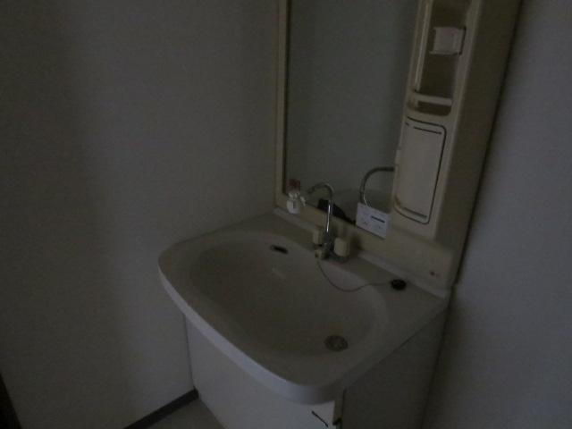 Wash basin, toilet. Indoor (11 May 2013) Shooting