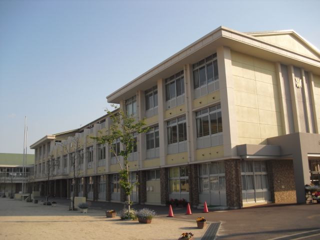 Primary school. 810m up to municipal Higashino elementary school (elementary school)