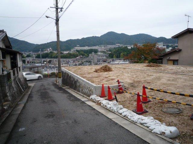 Local photos, including front road. Front street: West ・ North 4m