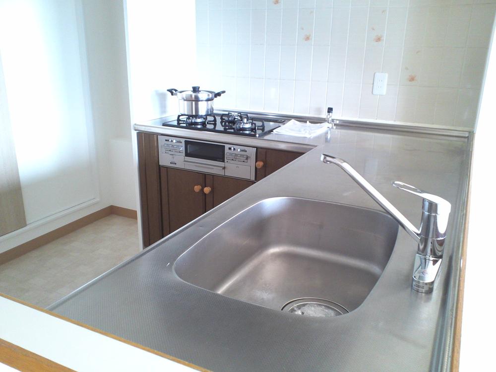 Kitchen. It has become a bright kitchen face-to-face.
