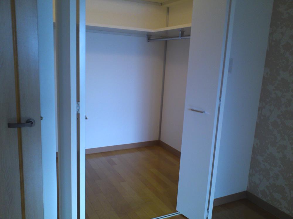 Non-living room. Western-style 6 Pledge of Walking closet.