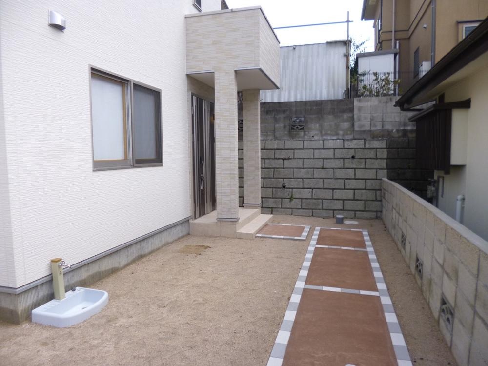 Entrance. (October 2013) Shooting