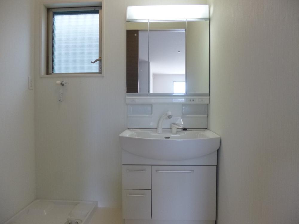 Wash basin, toilet. (October 2013) Shooting