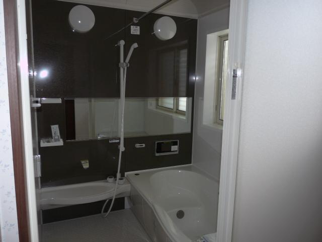 Bathroom. 1 tatami or more of the horizontal tub