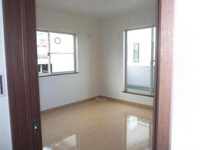 Non-living room. Good day with double-sided window