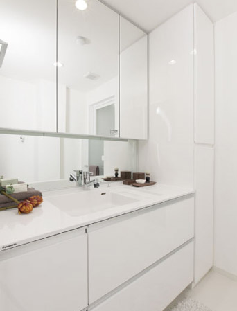 Bathing-wash room.  [bathroom] Beautiful design that was as much as possible narrowing the gap of the mirror door. Center mirror finish surface to shut the cloud. All cabinet shelf is movable. Efficient storage was realized.