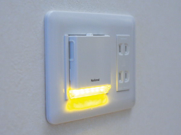 Other.  [Home security lighting] Automatically lights up if dark surroundings, Installing a home security lighting to be turned off and becomes bright in the hallway. Also automatically lights up in the event of a power failure, As a flashlight for emergency Remove, Also, It can also be used as a foot lamp.  ※ There is a limit to the lighting time.