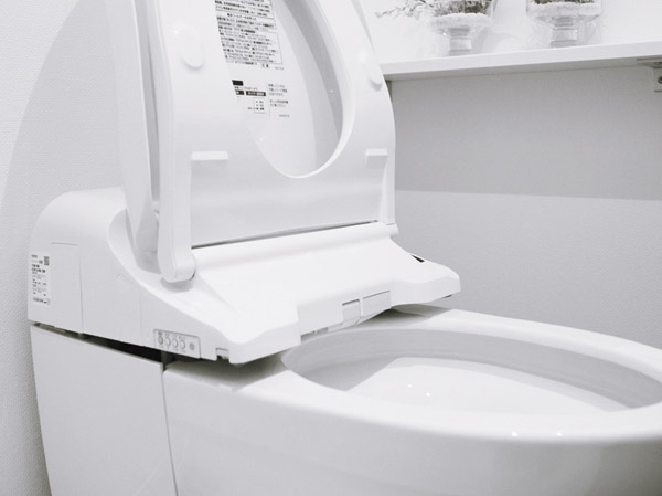 Toilet.  [Clean lift] Lifted from the front of the bidet, Also with a clean lift function that can care easier between the toilet bowl.