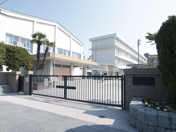 Surrounding environment. Gion elementary school / Peace of mind can commute the road along the development ion Mall (a 9-minute walk / About 690m)