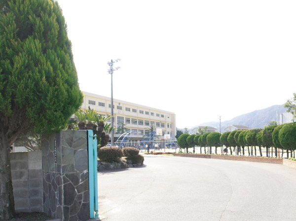 Surrounding environment. Gion junior high school / Within walking distance of even late in extracurricular activities safe (6-minute walk / About 450m)