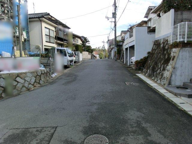 Local photos, including front road.   Front street: West 6m south 5.8m