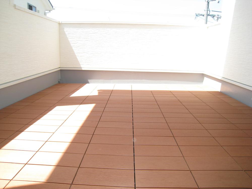 Adopt a common balcony tile in the apartment. Second floor Western-style room is felt widely than usual