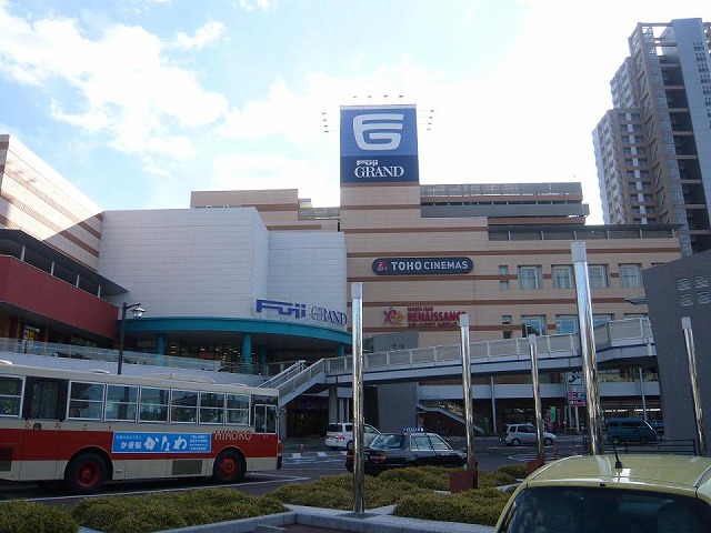 Shopping centre. Fujiguran Midorii until the (shopping center) 1100m