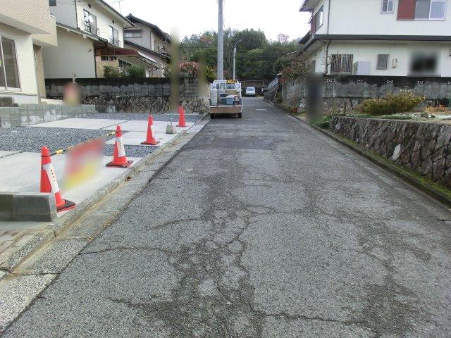 Local photos, including front road.  Front street: South 5m