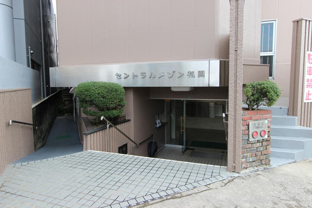 Entrance. Front door