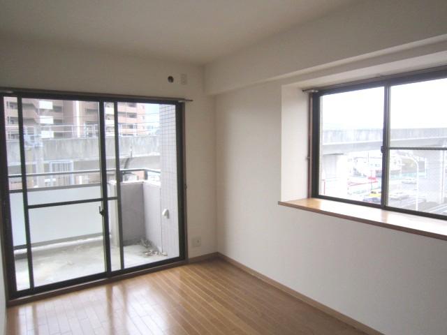 Non-living room. It is the south side of the Western-style room with a bay window