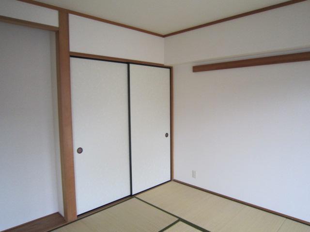 Non-living room. There is an alcove Japanese-style room is also bright rooms on the south-facing