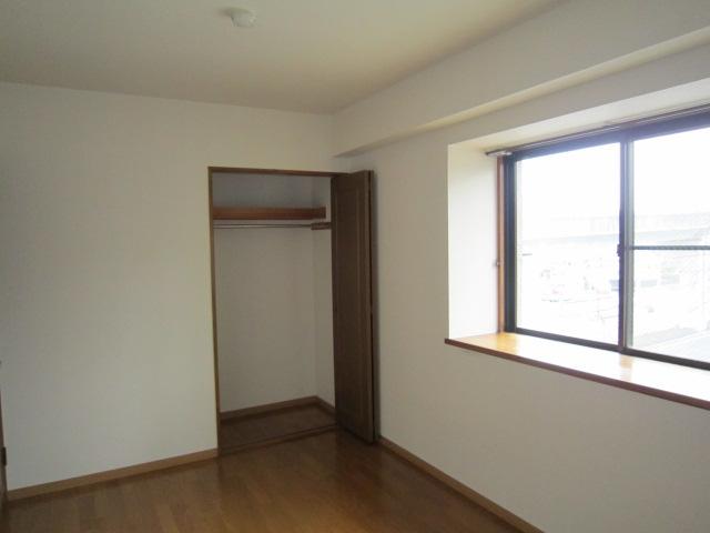 Non-living room. The north side of the Western-style also there is a bay window is bright rooms