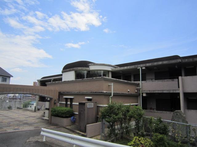 Other local. The entrance of the apartment is on the third floor part