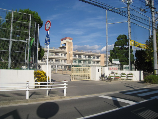 Primary school. 930m to Hiroshima Tateyama this elementary school (elementary school)